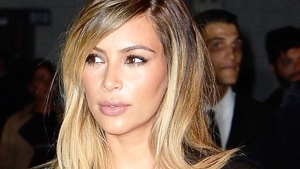 Kim Kardashian i-a furat costumul de baie surorii sale mai mici! Era neincapator si i s-a vazut posteriorul