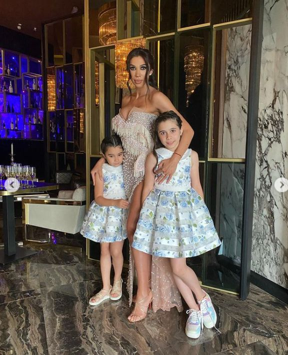 Raluca Pastramă, cu sânul drept pe afară la botezul nepotului ei. Cum a reacționat Pepe la ținuta spectaculoasă a fostei sale soții. FOTO