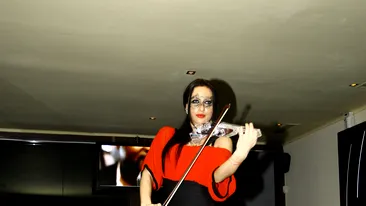 Sexy-violonista de la Romanii au talent a facut senzatie in club! S-a suit pe masa si a luat ochii tuturor cu un accesoriu unic!