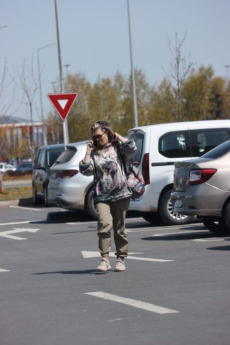 Gina Pistol, în parcare, cu telefonul la ureche (Foto: CANCAN.RO)