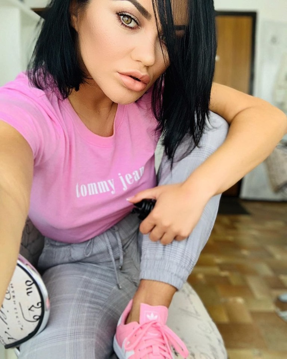Carmen de la Sălciua a dat dovadă de curaj. Artista s-a afișat în fața fanilor complet nemachiată, dar a fost criticată