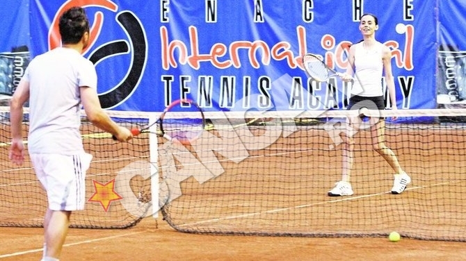 Florentin Petre si Margarita au incins o partida de tenis. A pregatit-o pe Miss "Playboy" Bulgaria ca pentru o finala de slem