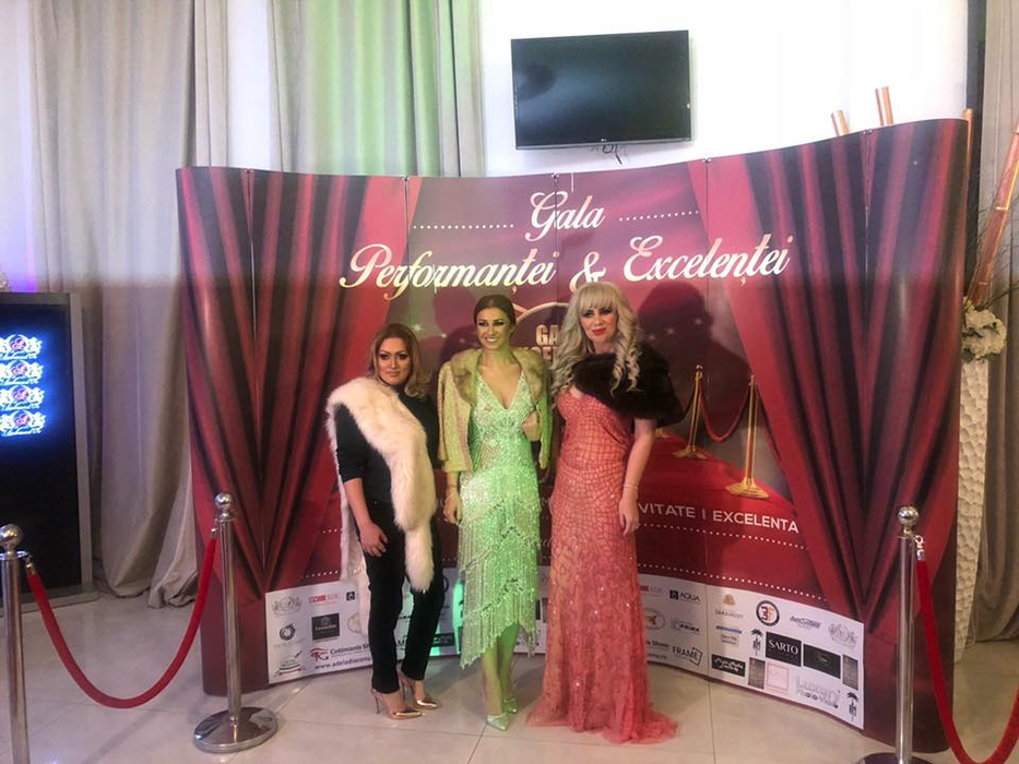 Anamaria Prodan a purtat o rochie extrem de elegantă, dar transparentă! Gafa făcută de soția lui Reghe când a primit un premiu important în cariera ei