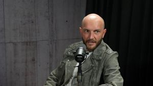 Cuplul anului 2026 în showbiz: Cătălin Bordea s-a cuplat cu o puștoaică de 20 de ani. Mama ei este de o vârstă cu el