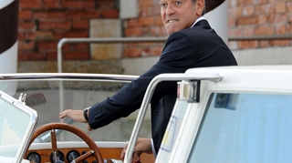 Ganduri ascunse? Berlusconi i-a aratat lui George Clooney patul primit cadou de la Putin!