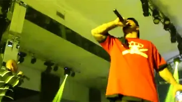 VIDEO Concert incendiar la aniversarea a 20 de ani de BUG Mafia! Uzzi a băut pe scena si a facut ASTA cu microfonul, fara jena