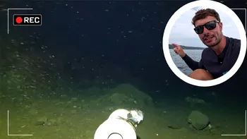 Acest vlogger a aruncat o cameră GoPro în mare și a filmat ceva UNIC în istoria omenirii. Acestea sunt imaginile