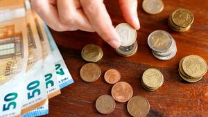 Bărbat păcălit de o falsă măicuță pe internet. I-a promis că-l împacă cu fosta iubită