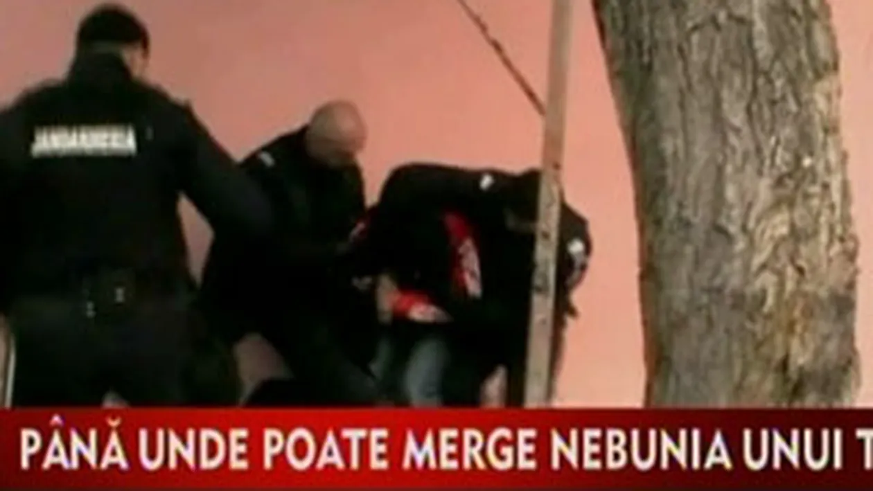 VIDEO INCREDIBIL! Un constantean a incercat sa isi omoare copilul pentru a convinge executorul judecatoresc sa nu ii ia casa!