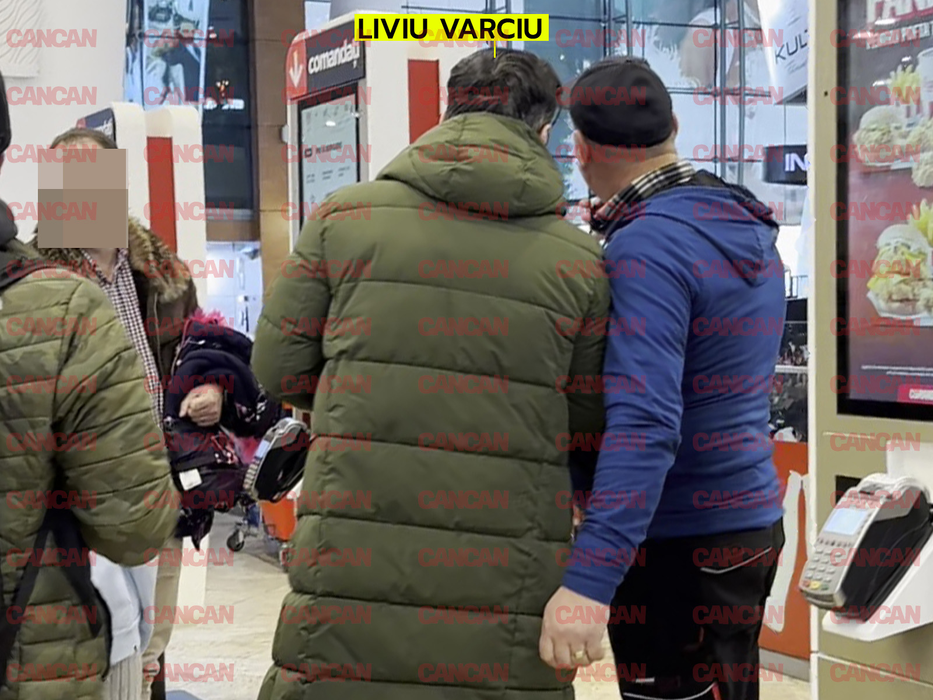 Și-a făcut poze cu trecătorii / (Sursa: CANCAN.RO)