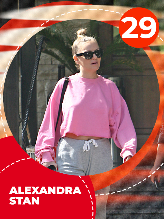 TOP 40 vedete care au lăsat la vedere ce au mai de preţ! Antonia, Loredana sau Tania Budi, sus bluziţa şi… abdomenul la control!