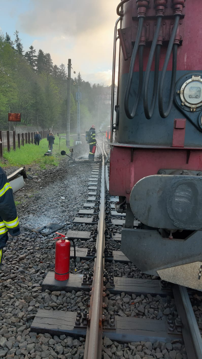 Scene de panică în gara din Sinaia, după ce locomotiva unui tren a luat foc. Pompierii s-au luptat cu flăcările | VIDEO