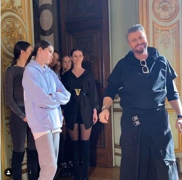Anamaria Prodan, în lacrimi la Săptămâna Modei din Paris! Fata sa cea mare a defilat pentru Cătălin Botezatu. Cum a apărut sexy impresara pe catwalk alături de Rebecca Dumitrescu