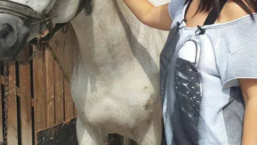 Andreea Marin arata ca o pustoaica! S-a pozat in natura si pare mai fericita ca oricand! Vezi lucrul de care nu se poate lipsi