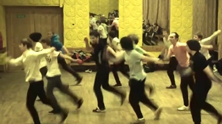 Andra ar lesina daca ar vedea asta, iar Mihai Petre ar ramane PRAF! Pustii astia danseaza intr-un mod dement - Zici ca sunt dati pe Fast Forward - Da-le Like neaparat