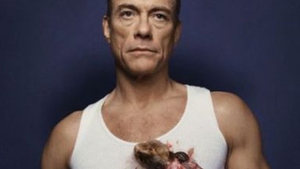 Jean Claude Van Damme a pozat cu un animal mort. Vezi cum s-a intamplat asta