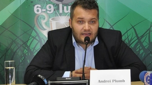Pe fiii Rovanei Plumb îi recomandă luxul şi... talentul! Băiatul cel mare al PSD-istei dă muzica pe primărie!