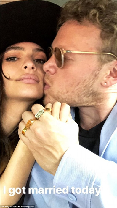 Femeia cu cei mai frumoşi sâni naturali din lume s-a căsătorit! Imagini senzationale din culisele nuntii lui Emily Ratajkowski