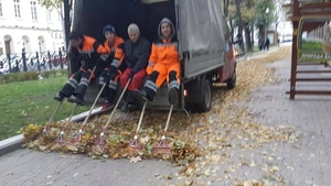 Ce face LENEA din om! Cum au fost surprinsi cativa lucratori in salubritate! Trecatorii au ramas masca!