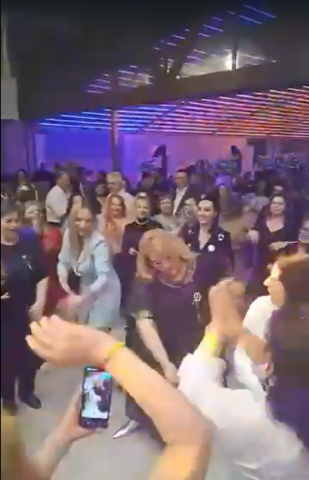 Țara arde și Diana Șoșoacă se ”rupe” în dansuri arăbești. Mișcările demențiale au acaparat publicul