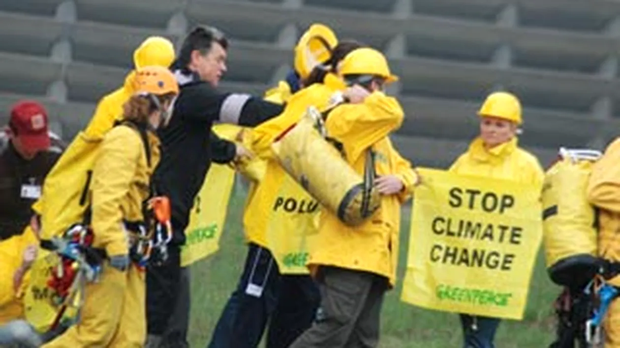 Militantii Greenpeace, dati jos cu politia de pe turnul de racire de la Complexul Energetic Rovinari!