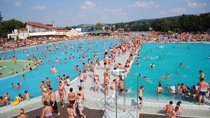 Sfarsit tragic pentru o romanca aflata in vacanta, in Italia! Femeia a mancat o pizza cu sotul ei si s-a balacit in piscina. La cateva minute, a murit. Ce au aflat medicii la autopsie