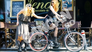 Adela Popescu si Laura Cosoi, senzuale si fierbinti in trafic! Vezi cele mai "hot" imagini ale primaverii cu cele doua blonde!