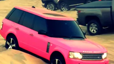 Pitipoanca de desert! Uite cum isi bate joc o femeie de un Range Rover FUCHSIA de peste 100.000 de euro - VIDEO INCREDIBIL