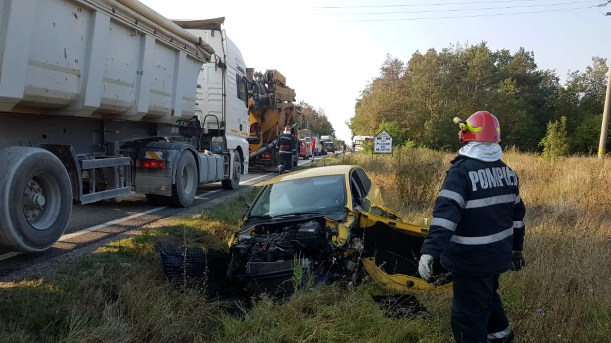 Accident în lanț produs de o șoferiță neatentă. Două mașini au ajuns în șanț, răsturnate