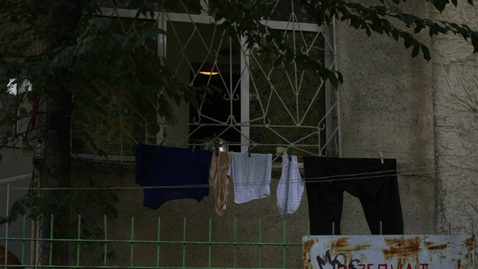 Isi face umbra cu... chilotii! Intra aici sa vezi ce cantareata celebra a oferit trecatorilor o priveliste uluitoare
