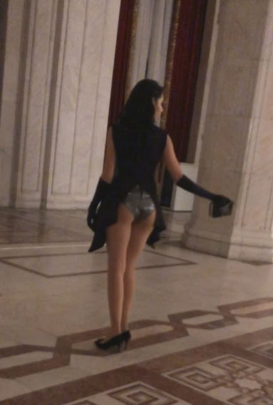 Cristina Belciu a apărut cu posteriorul la vedere în ”Casa Poporului”!