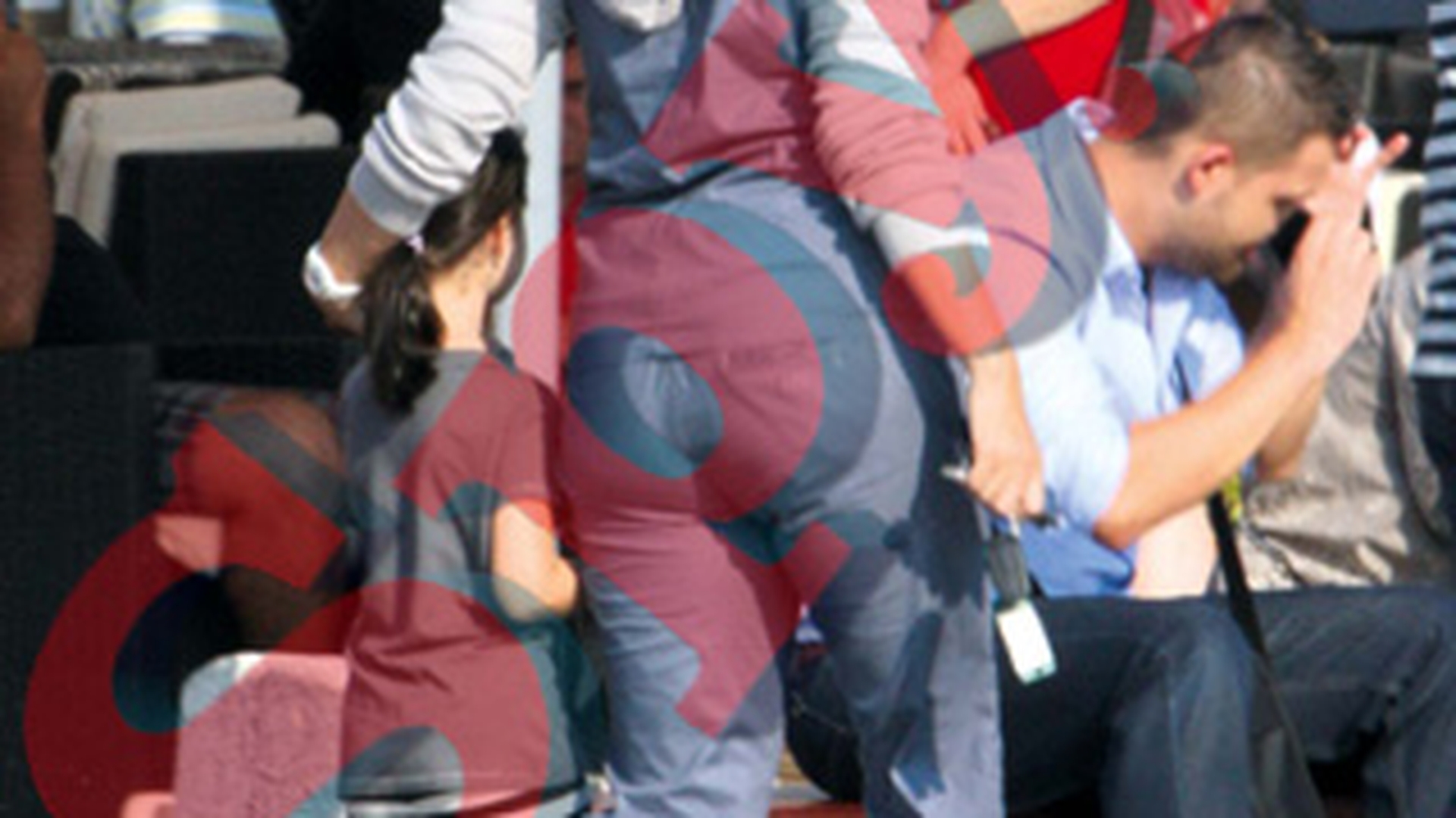 Andreea Marin si-a aruncat pantalonii de fas! Sotia lui Banica Jr., "lady in red" la mall, intr-o rochie cu un decolteu periculos!
