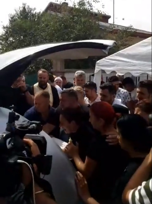 Mama lui Dany Vicol, transfigurată de durere! Ce striga lângă sicriul fiului ei. IMAGINI EXCLUSIVE