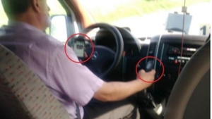 Șoferul de microbuz filmat butonând două telefoane în timp ce conducea a fost audiat! El riscă doar două puncte de amendă
