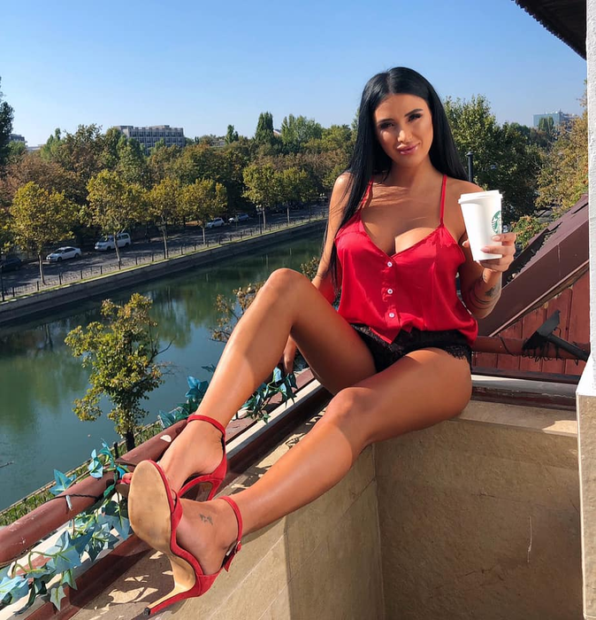 Daniela Crudu, apariție sexy pe balcon