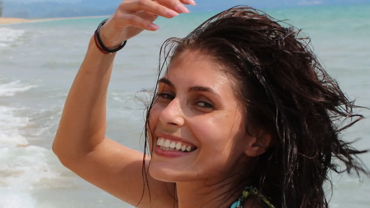 Ce femei frumoase a avut Smiley! Uite-o pe fosta lui iubita in costum de baie! Are un posterior extrem de apetisant