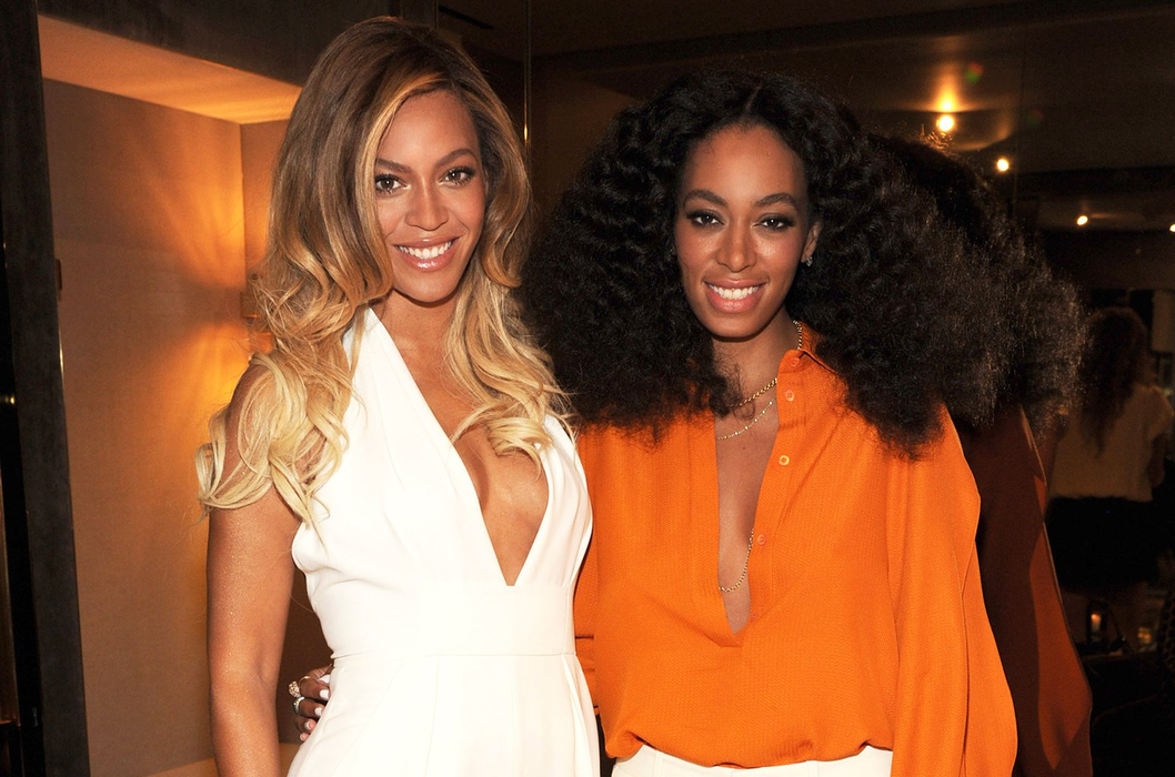 Beyonce și sora ei, Solange, au căzut pe scenă în timpul unui concert. Imaginile au făcut înconjurul lumii