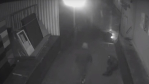 Video uluitor! Un politician este bătut măr în plină stradă! Ce recompensă s-a pus pe capul agresorilor
