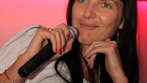 Foto soc! Este sotia unui actor celebru, are un CV impresionant, dar a ajuns batuta si in camasa de forta. Fotografii de senzatie!