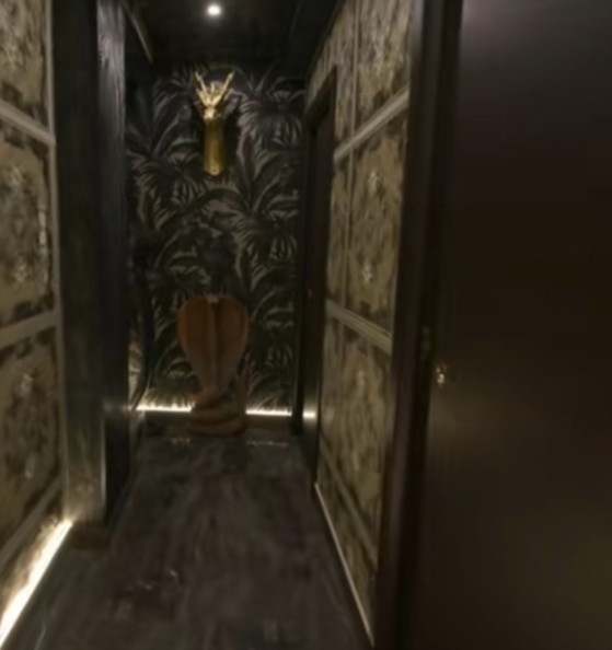 Cum arată casa în care locuiește Prințul Marco la Roma. Ceas Rolex în perete, tapet Gucci și perne Hermès
