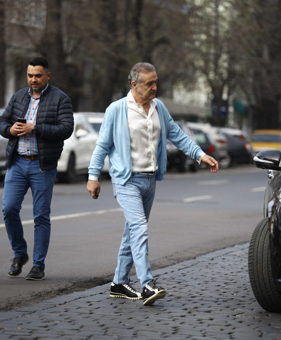 Gigi Becali și-a parcat luxosul Maybach în stația de autobuz