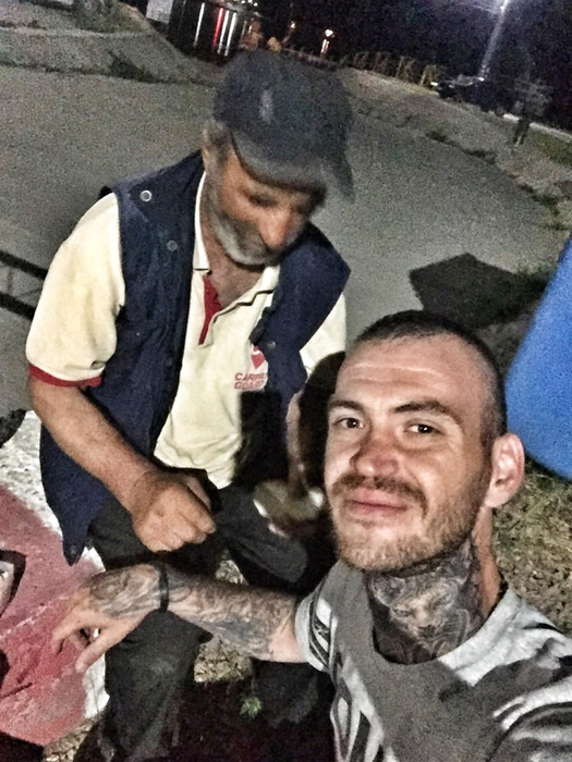 Ce i-a făcut un taximetrist plin de tatuaje din Brăila bătrânului din imagine. ”Nu am stat pe gânduri și…”