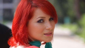 "Veverita" Alina, superba fara machiaj! Cum arata cantareata dimineata in pat