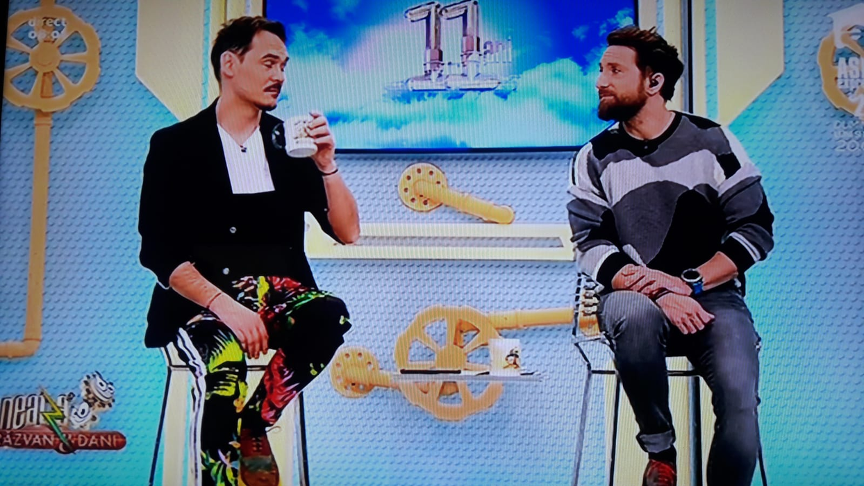 Dani Oțil a făcut mișto de Răzvan Simion în direct, la TV! Cum s-a îmbrăcat prezentatorul pentru matinalul de la Antena 1