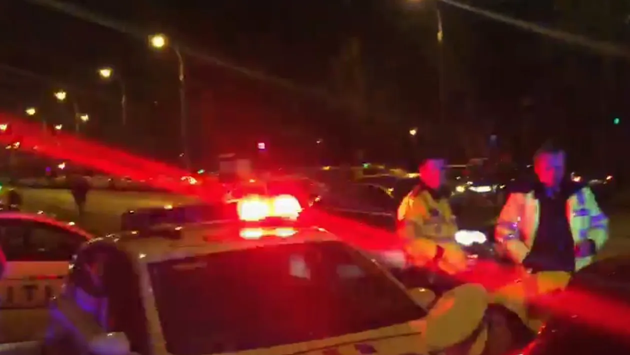 Un tânăr s-a baricadat într-un Porsche, după ce a lovit un poliţist