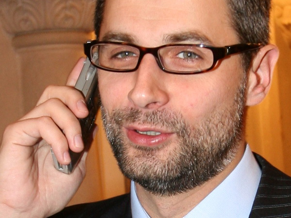 Radu Moraru se descurcă cum poate ca să producă bani pentru finanţarea televiziunii sale