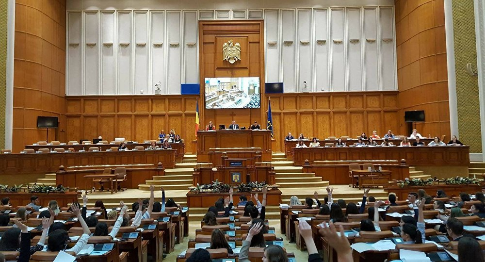 Juniorul unui renumit politician, negocieri intense pentru o celebră bloggeriță