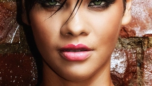 Este copia la indigo a celei mai sexy femei din lume, dar fug toti barbatii de ea! Rihanna de Romania nu si-a gasit jumatatea!