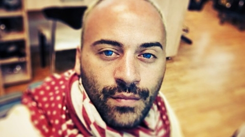 Nevoit sa munceasca de Craciun, Matteo si-a facut curaj cu whisky si cateva tigari! Aburii de alcool l-au trezit la viata!