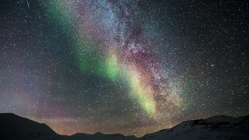 Aurora boreală, vizibilă şi în România! Unde a putut fi observat fenomenul rar